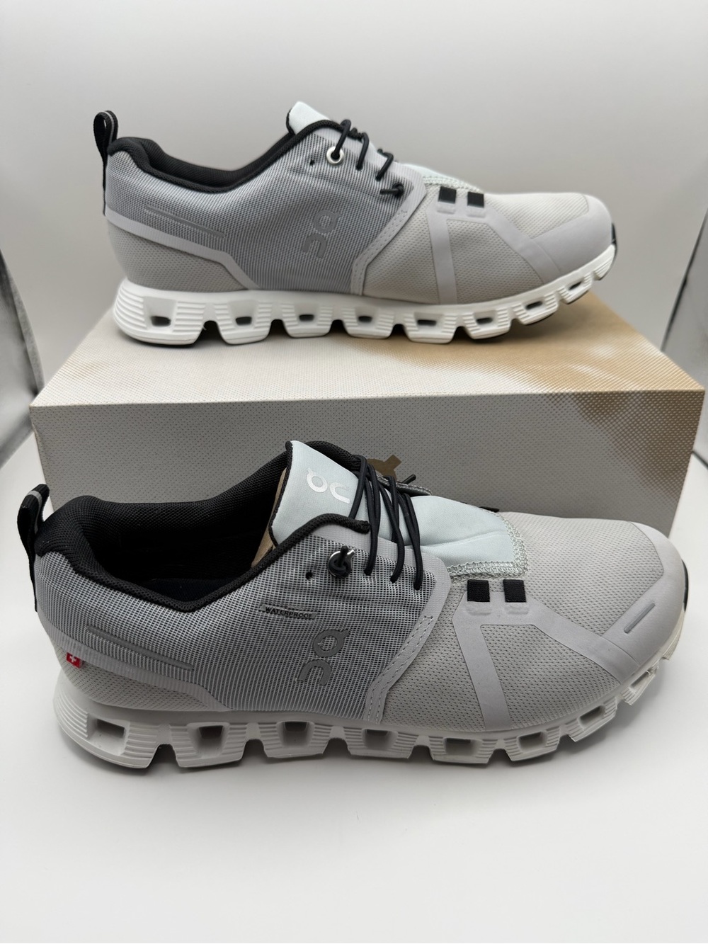 On Running Cloud Women’s Cloud 5 Waterproof- Glacier/White Size 9